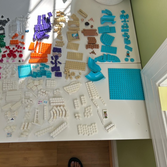 LEGO Friends Heartlake Poolside Adventure Set - Purple, Blue, Orange - Picture 2 of 6